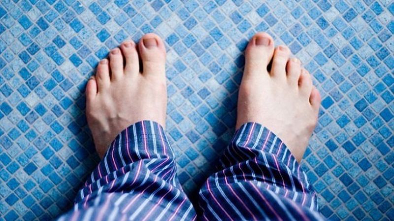 Слишком грубая кожа на подошвах ног и ладонях может быть сигналом развития этой смертельной болезни