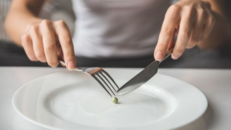Употребление пищи из тарелок маленького размера - очень опасное занятие, вопреки популярному мнению