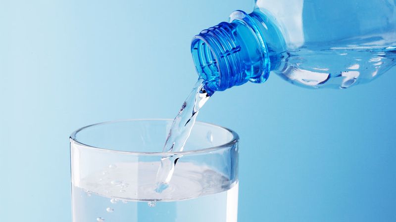 Адепты обильного питья утверждают, что каждому нужно не меньше 2–2,5 литра воды в день. Но это большая ОШИБКА