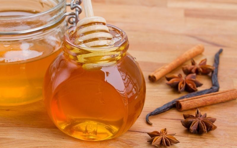 Сочетание меда и корицы по этому рецепту - отличное целебное средство в медицине Юнани и Аюрведы на протяжении столетий