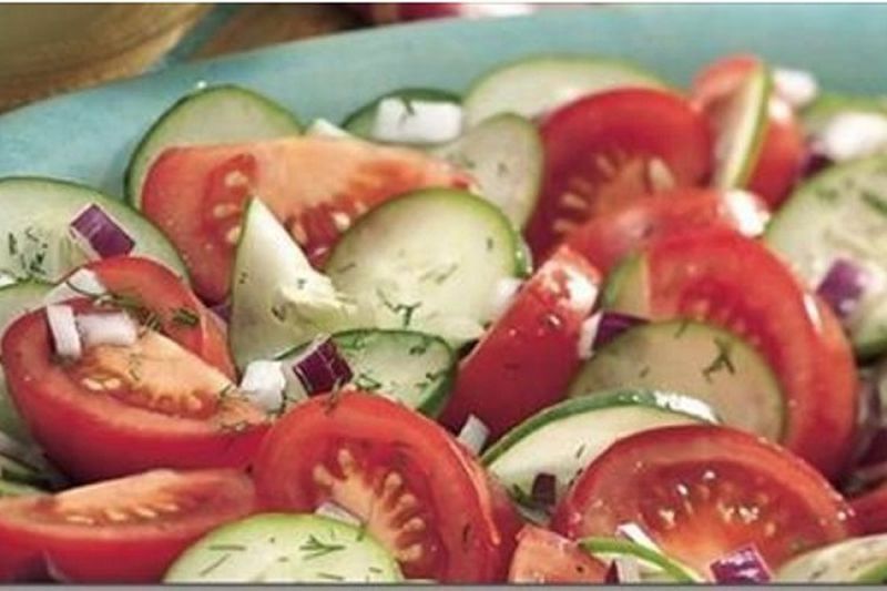 Почему не следует смешивать в салате огурцы и помидоры