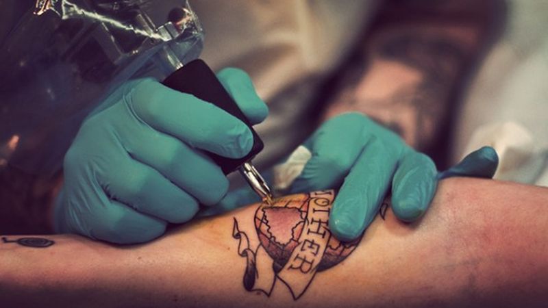 Могут ли на самом деле татуировки способствовать развитию рака кожи