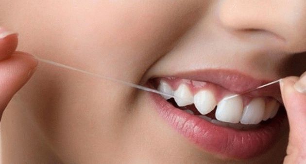 Почему так важно использовать зубную нить