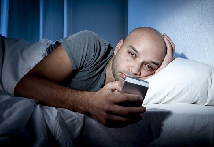 Что происходит с вашим мозгом, когда вы пользуетесь смартфоном перед сном