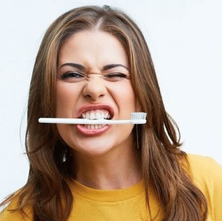 Как отбелить зубы в домашних условиях: 2 верных способа