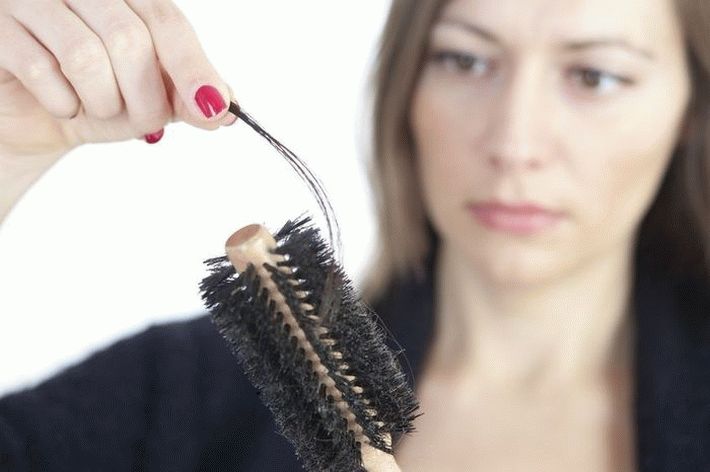 Почему выпадают волосы и как решить проблему