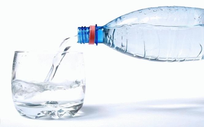 Ученые: вода из пластиковой тары медленно убивает организм человека