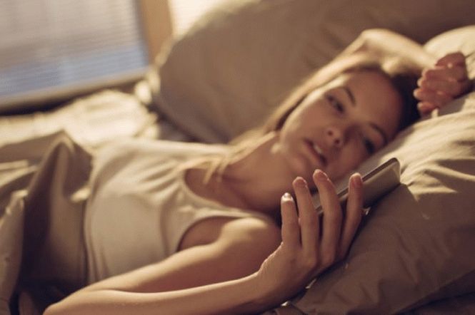5 причин не спать со своим телефоном