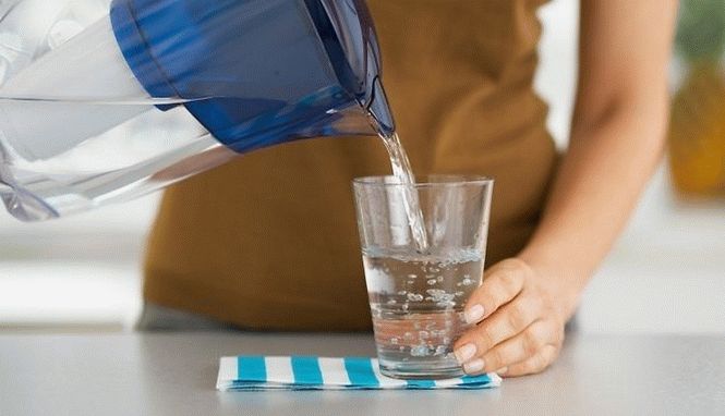 Семь вещей, которые случаются с теми, кто пьет по четыре литра воды в день