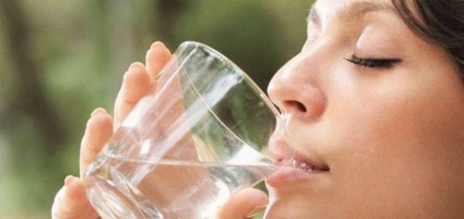 Вода: почему полезно пить ее на голодный желудок сразу после пробуждения
