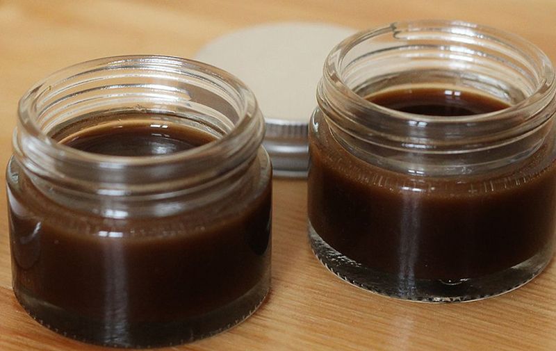 Бабулин рецепт мази от семи недугов: помогут мумие, пихтовое масло и мед﻿