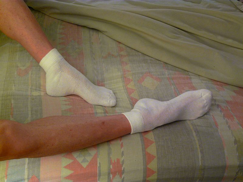 Ученые обосновали, почему людям с бессонницей следует спать в носках