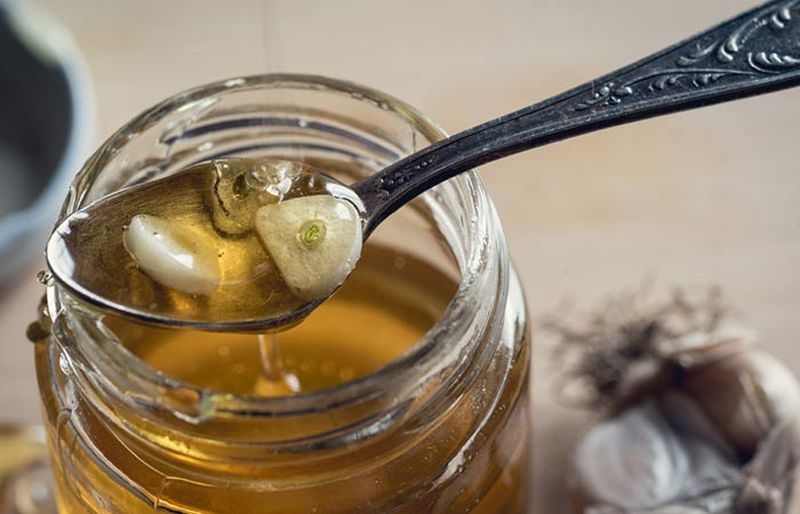 Целительные свойства меда и чеснока: 2 рецепта снадобья для выведения ядов и поднятия тонуса