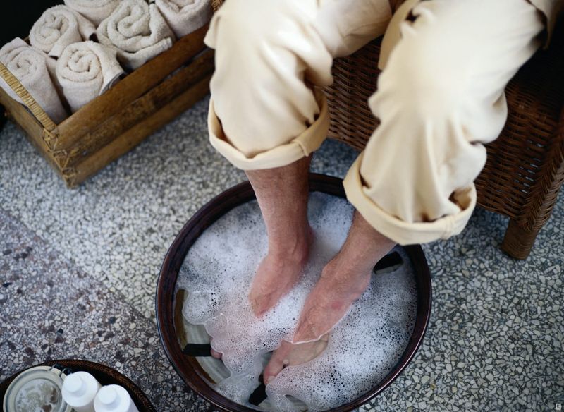 Если подержать ноги в горячем растворе хозяйственного мыла с йодом — хворь уйдет и сменится спокойным сном