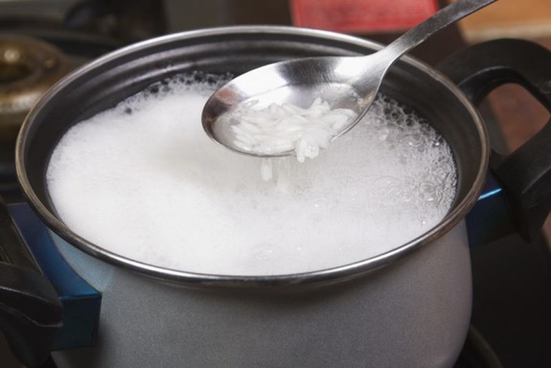 Почему рис в ресторанах вкуснее домашнего и сколько нужно воды для варки: советы настоящих кашеваров