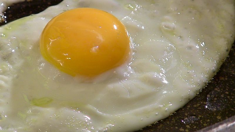 Любителям легкой глазуньи на заметку: как поджарить яйцо, сохранив сферичную форму желтка