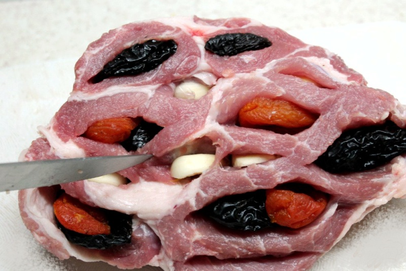 Свинина с курагой и черносливом - идеальная альтернатива поднадоевшим отбивным