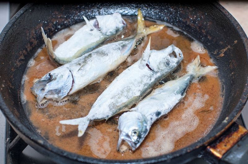 Распространенные ошибки при жарке рыбы и морепродуктов на сковороде