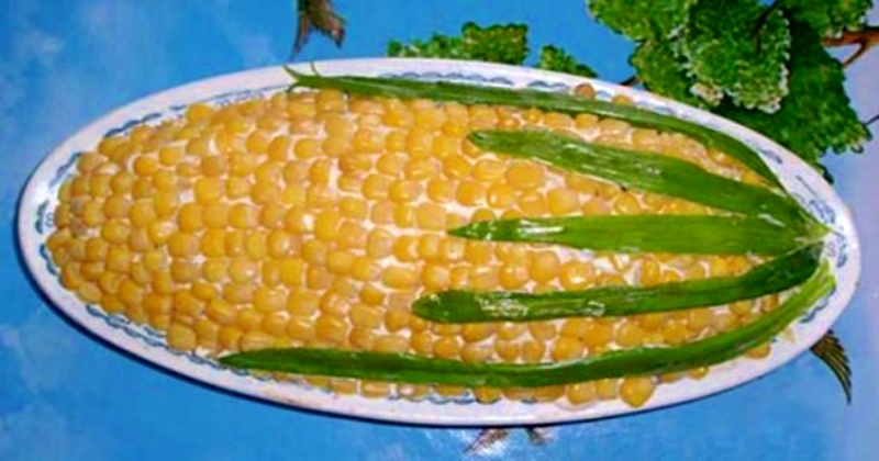 Салат "Кукуруза": нежный вкус и оригинальная подача в одной тарелке