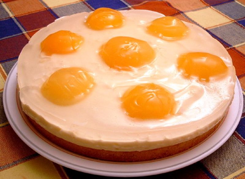 Главное ничего не спутать: оригинальный торт «Глазунья», напоминающий искусную яичницу