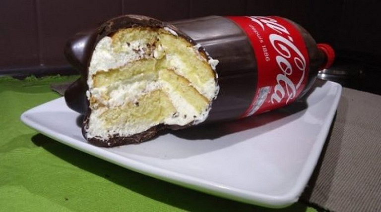 Оригинальный торт "Кока-кола": когда в бутылке вместо напитка вкуснейший бисквит со сливками
