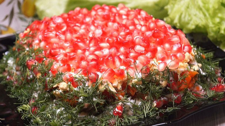 Вкусный новогодний салат с красным верхом и еловыми веточками