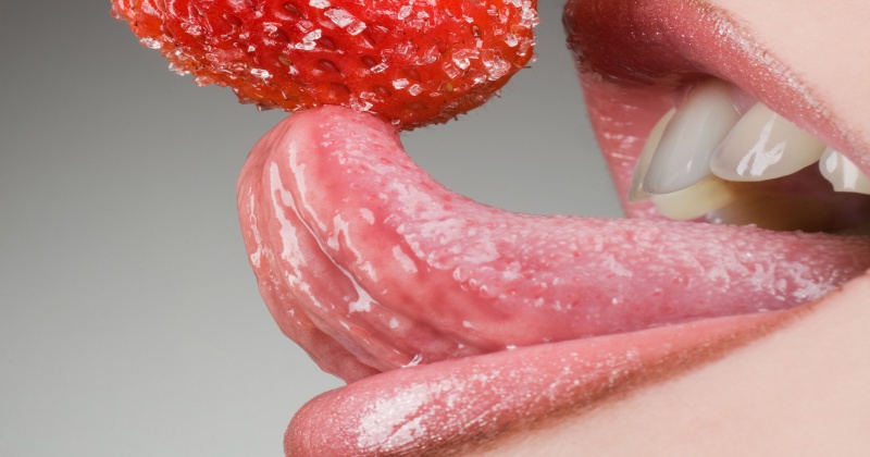 Посыпать сахаром или скушать йогурт: 10 эффективных способов лечения обожжённого языка
