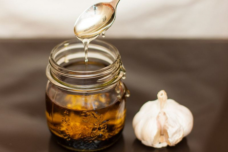 Мед, чеснок и уксус по бюджетному рецепту: натурально и в разы сильнее многих химических антибиотиков