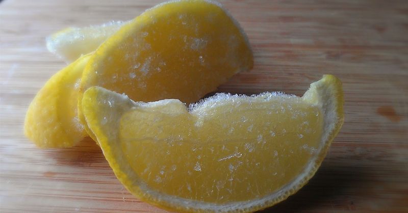 В 10 раз больше витамина C: увеличить силу лимона в борьбе с раком поможет заморозка
