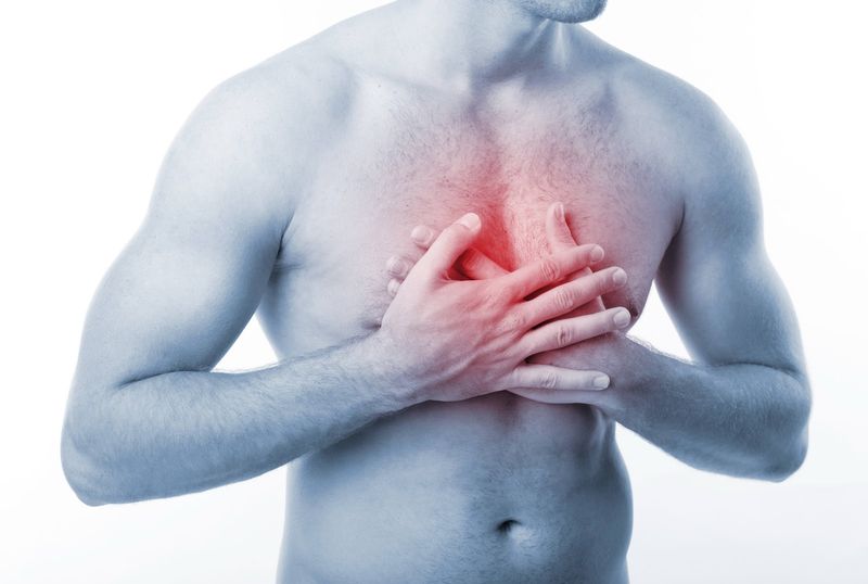Боли в области груди: когда стоит беспокоиться и как лечить проблему
