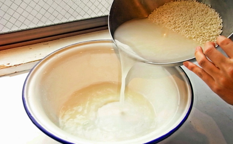 После варки не сливать: 5 полезных свойств рисовой воды для здоровья
