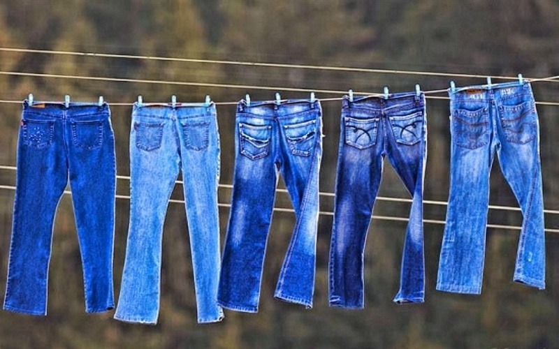 Чтобы носились дольше и не растягивались: как правильно стирать джинсы