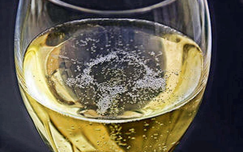 Шампанское как лекарство: 7 причин выпить на праздниках игристого