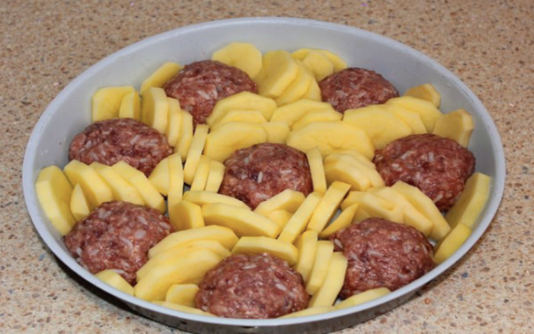 Мясные шарики с картошкой: как недорого и вкусно накормить семью сытным ужином