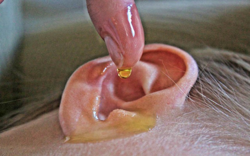 Капнуть в ухо против боли: традиционная и народная медицина в лечении отита