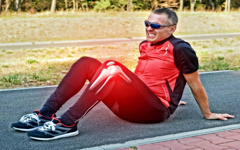 Хватит 10 минут: экстренные способы избавления от болей в коленном суставе