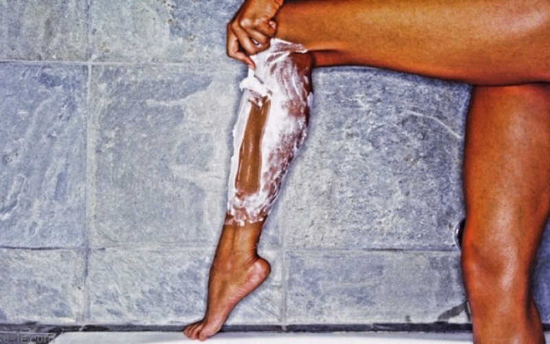Главное не утром и не мужской бритвой: частые ошибки, совершаемые дамами при бритье ног