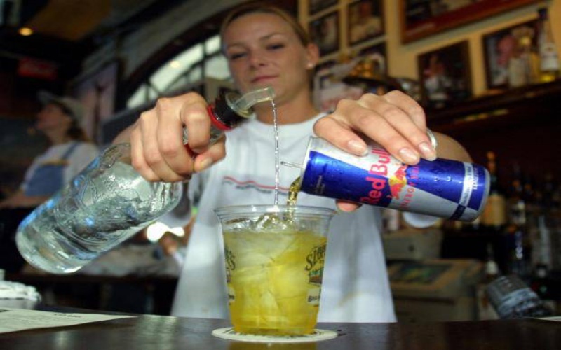 Алкоголь и энергетические напитки: опасности коварного смешивания