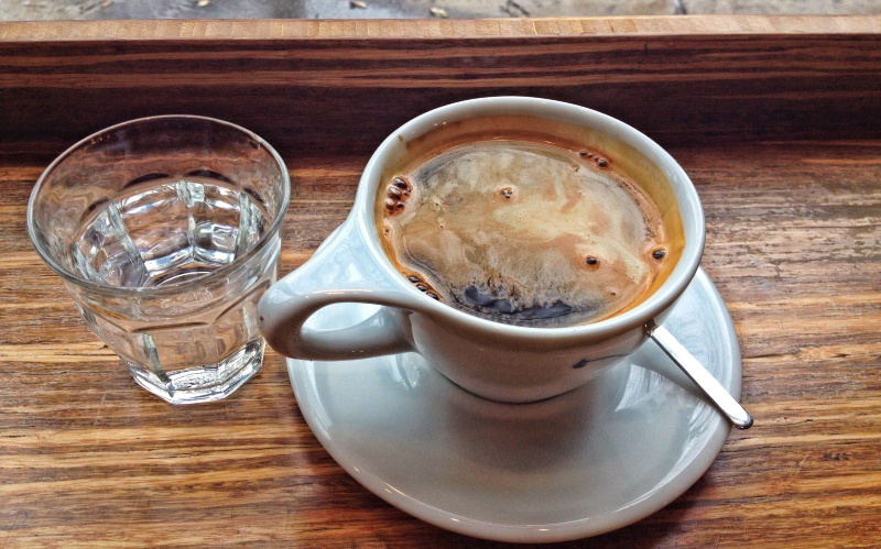 Кофе и вода: почему первое важно запивать вторым