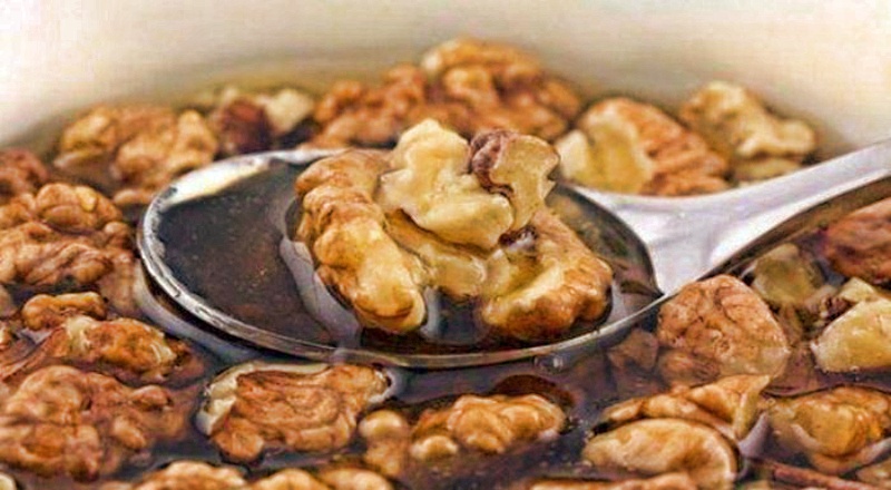 Чистят сосуды и оживляют мозг: почему стоит чаще кушать грецкие орехи