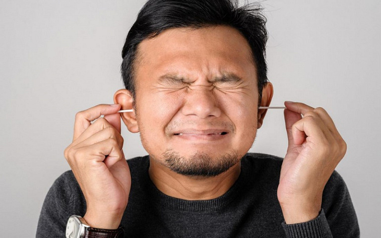Ватные палочки не так просты, как кажется: как не надо чистить уши