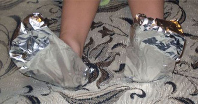 Обматывание ног алюминиевой фольгой: невероятный способ избавиться от боли в суставах