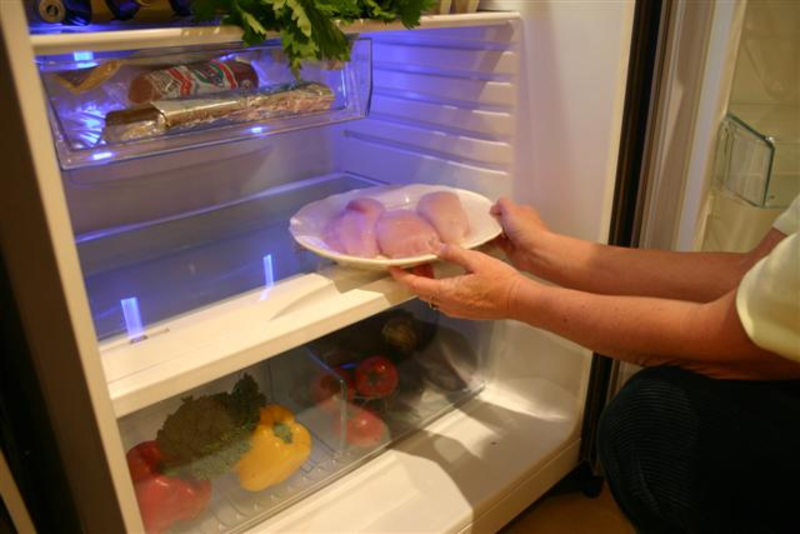 Выбросить лишнее и сохранить здоровье: какие продукты не стоит хранить в холодильнике