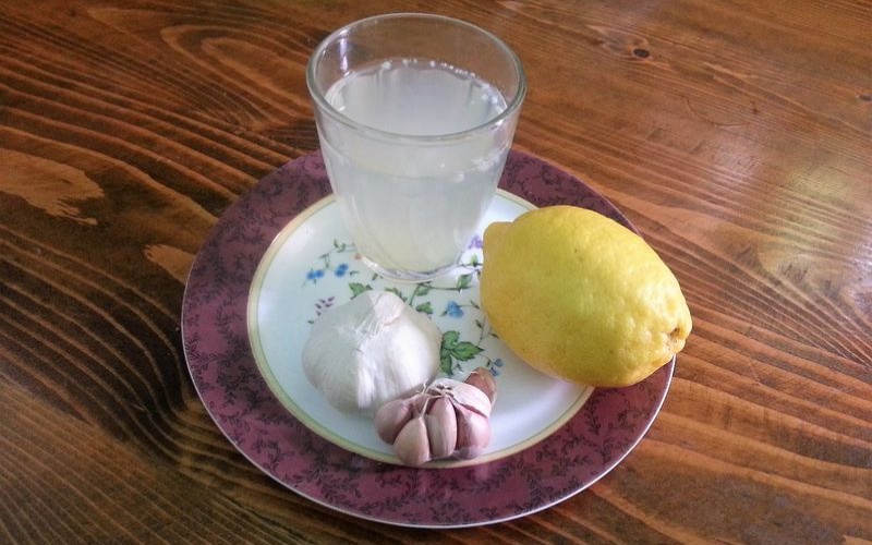 Как понизить давление и холестерин с помощью лимона и чеснока