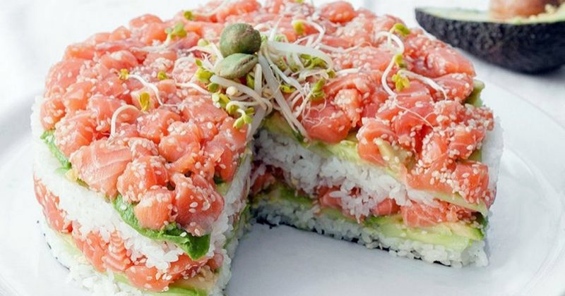 Всеми любимые суши в виде салата: вкусная закуска для праздника