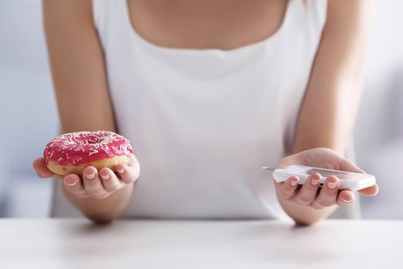 Диета при сахарном диабете играет большую роль в контроле диабета. Узнайте, что не надо кушать, если страдаете на сахарный диабет и желаете лучше контролировать уровень сахара в крови.