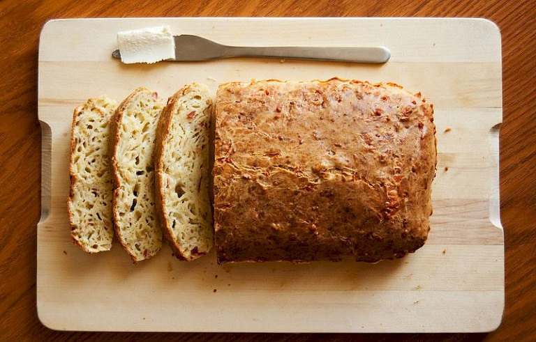 Румяный и мягкий сырный хлеб: домашний рецепт без замеса