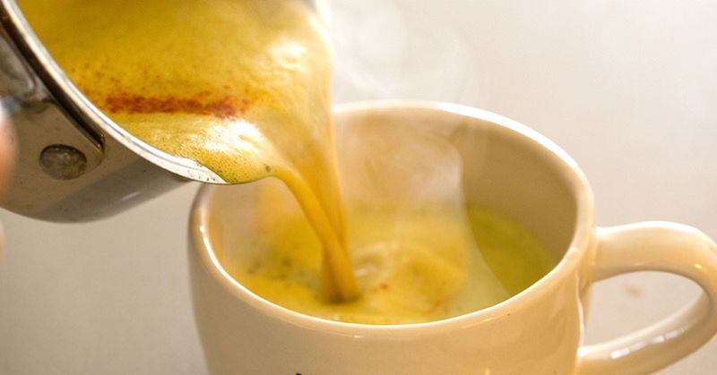 «Золотое молоко» - это древний чайный напиток с куркумой, фактически, молоко с куркумой. Его использовали в лечебных целях в течение столетий. Основную пользу организму дает куркума. А так как полезные свойства куркумы изучают долгое время, это говорит о многом.