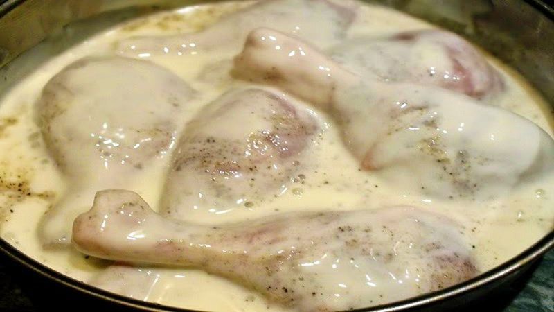 Курица в кефире станет украшением любого стола. Вам понадобится наш рецепт курицы в духовке. Приготовленное по нему мясо будет сочным, а вид тушки гармонично впишется в изобилие приготовленных блюд. Курица в духовке станет залогом успеха вашего праздника! 