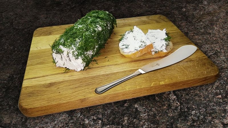 Бюджетный и максимально простой рецепт сливочного сыра своими руками. Такой домашний рецепт позволит приготовить невероятно нежный и вкусный сливочный сыр из кефира с зеленью.